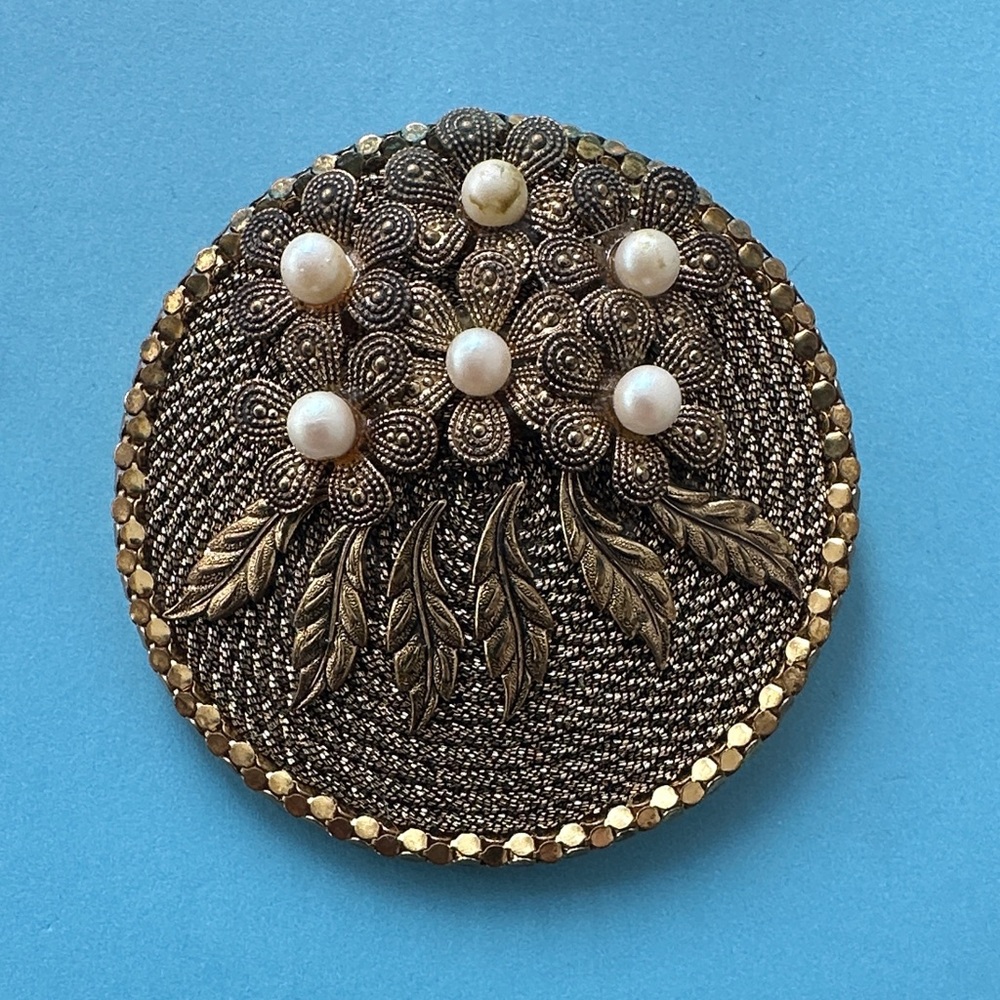 ElegantVintage Gold tone Brooch with Pearl Accents